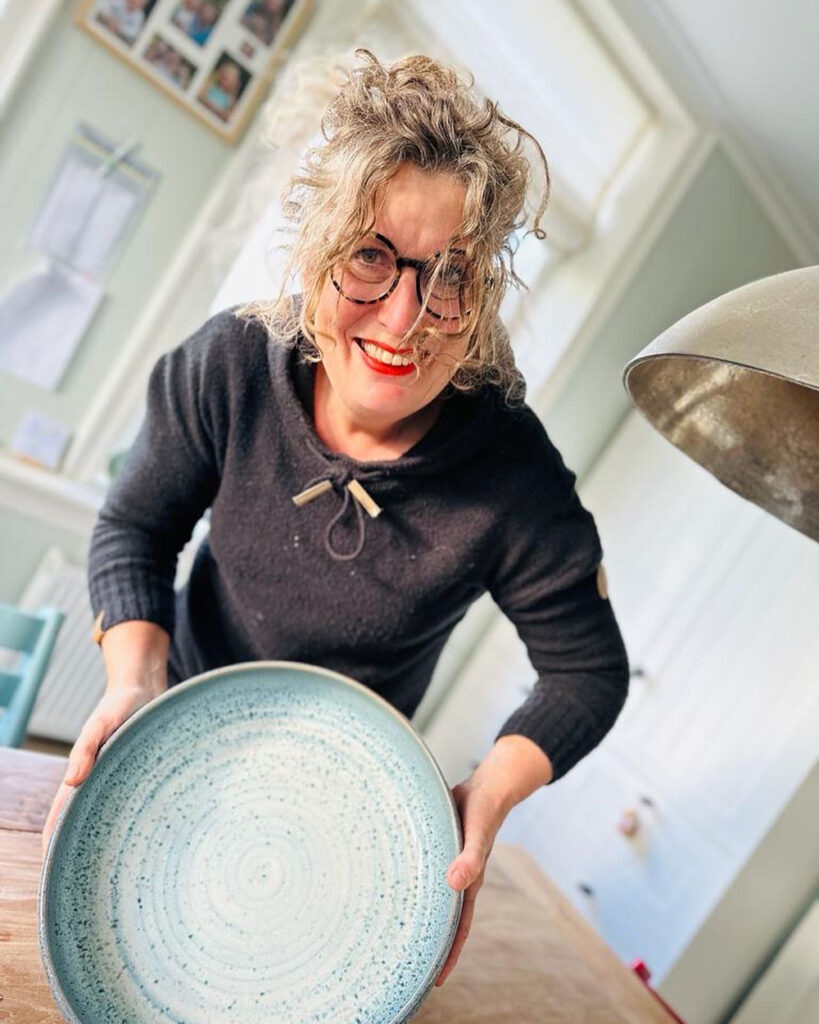 Yvonne Olgers met grote schaal met klei uit de Beemster