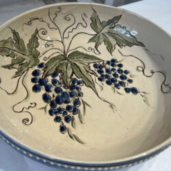 Schaal met druiven Slipware