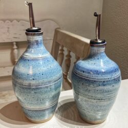 Handgedraaide olie- & azijnfles groot 20 cm met Beemsterklei