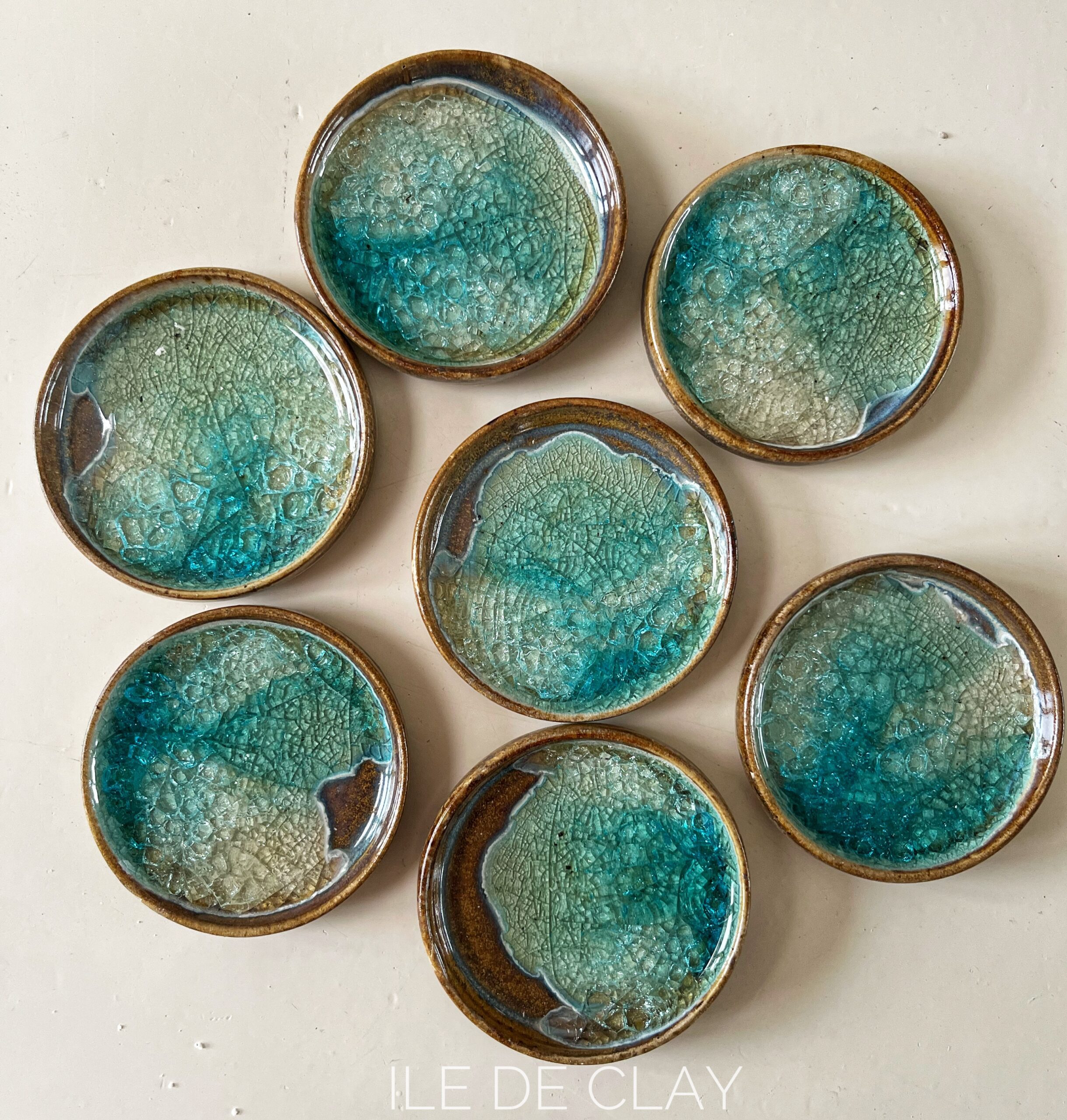 Kleine schaaltjes met ingesmolten glas